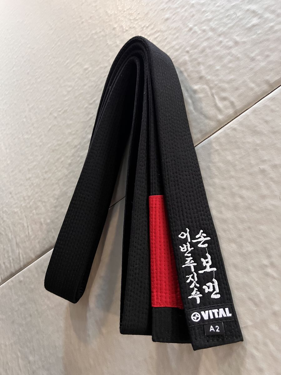 손보민 관장의 브라질리언 주짓수 블랙벨트 — 어반주짓수 자수