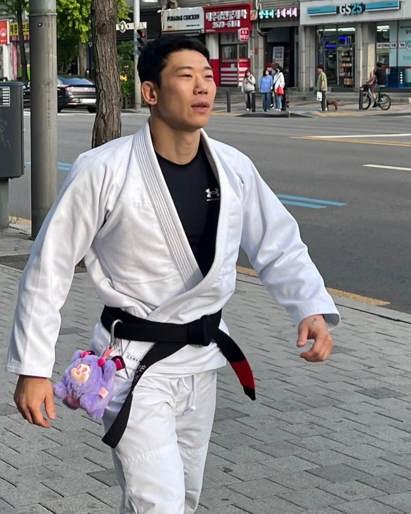 도복과 블랙벨트를 착용한 롤팩토리 주짓수 손보민 관장